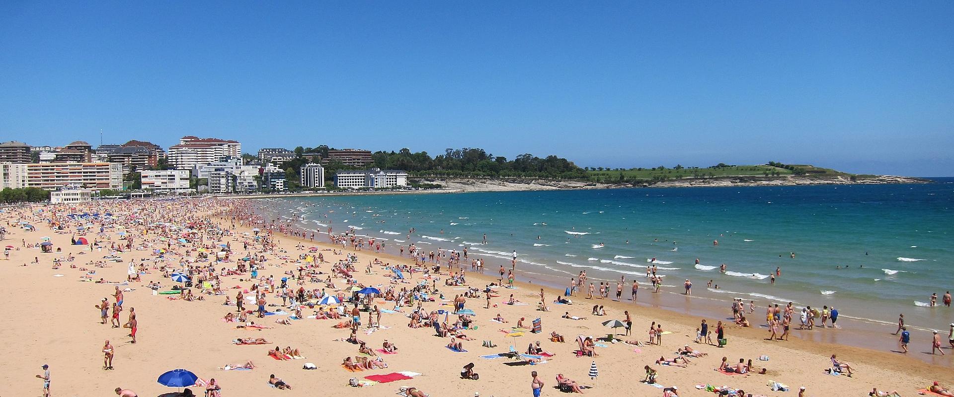 The sweep of El Sardinero beach in Santander