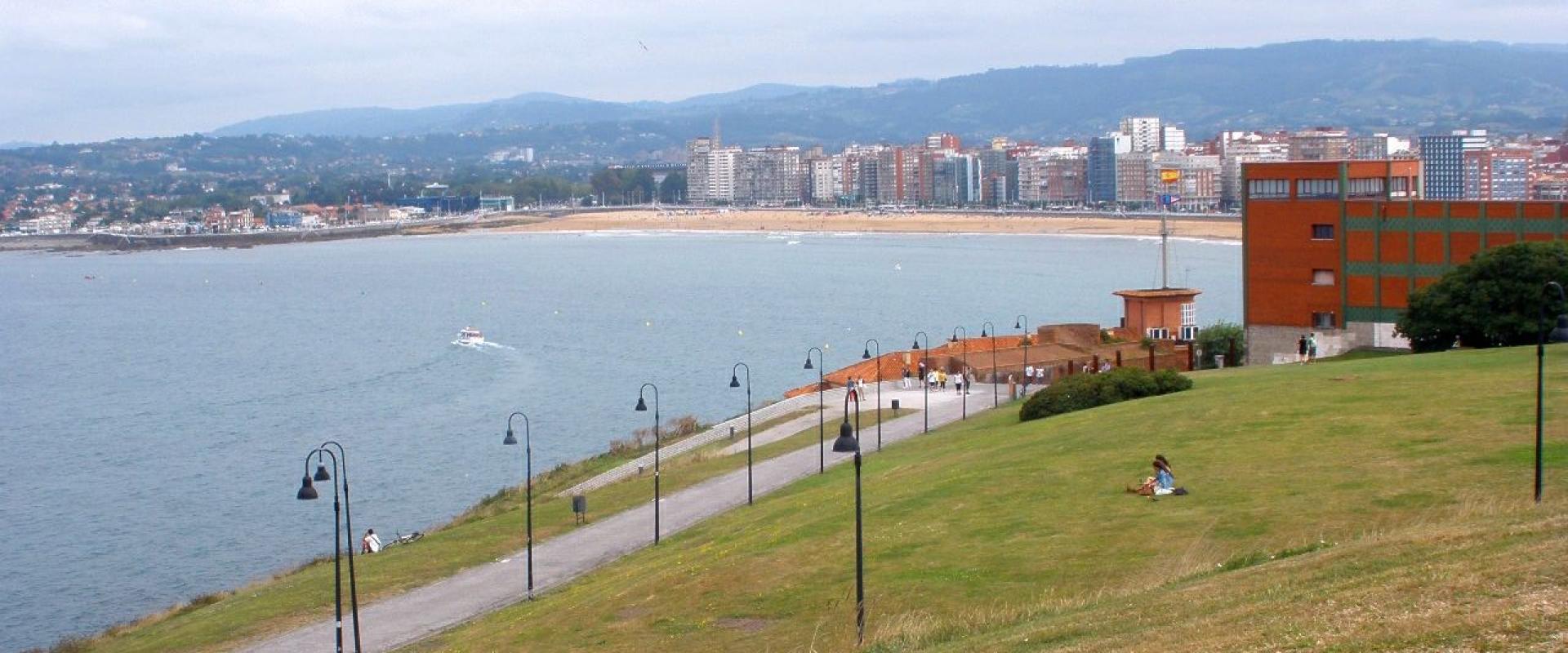 View over the bay and San Lorenzo beach of Gijón from the Cimadevilla headland