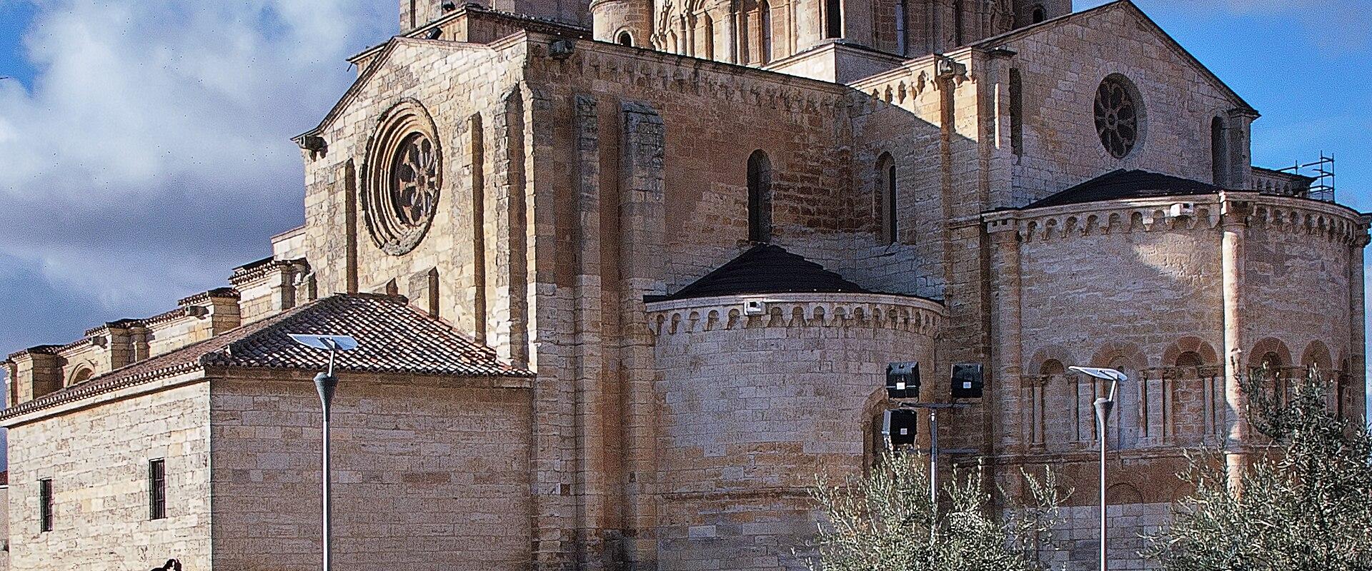 The Romanesque Colegiata de Santa María la Mayor in Toro, with its domed crossing tower.