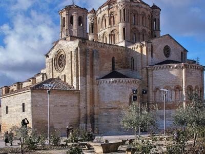 The Romanesque Colegiata de Santa María la Mayor in Toro, with its domed crossing tower.