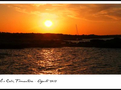 A sunset over a coastal inlet with silhouetted land and a sailboat, featuring handwritten text at the bottom reading "Es Caló, Formentera - Agosto 2013".