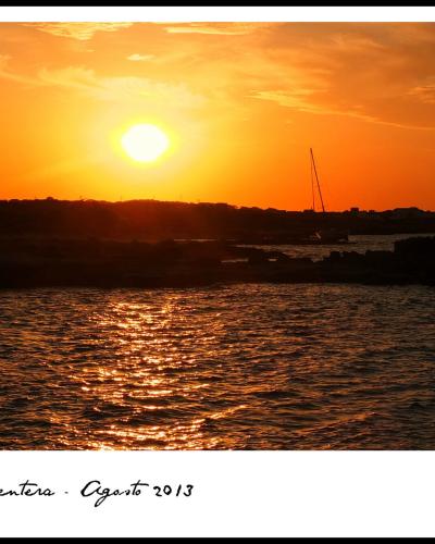 A sunset over a coastal inlet with silhouetted land and a sailboat, featuring handwritten text at the bottom reading "Es Caló, Formentera - Agosto 2013".