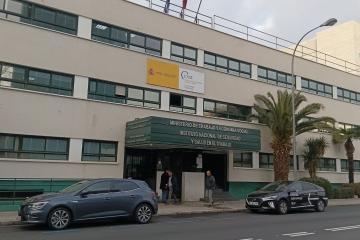 A multi-story beige office building with a green entrance canopy displaying the text "MINISTERIO DE TRABAJO Y ECONOMIA SOCIAL" and "INSTITUTO NACIONAL DE SEGURIDAD Y SALUD EN EL TRABAJO", along with an INSST logo on the facade.