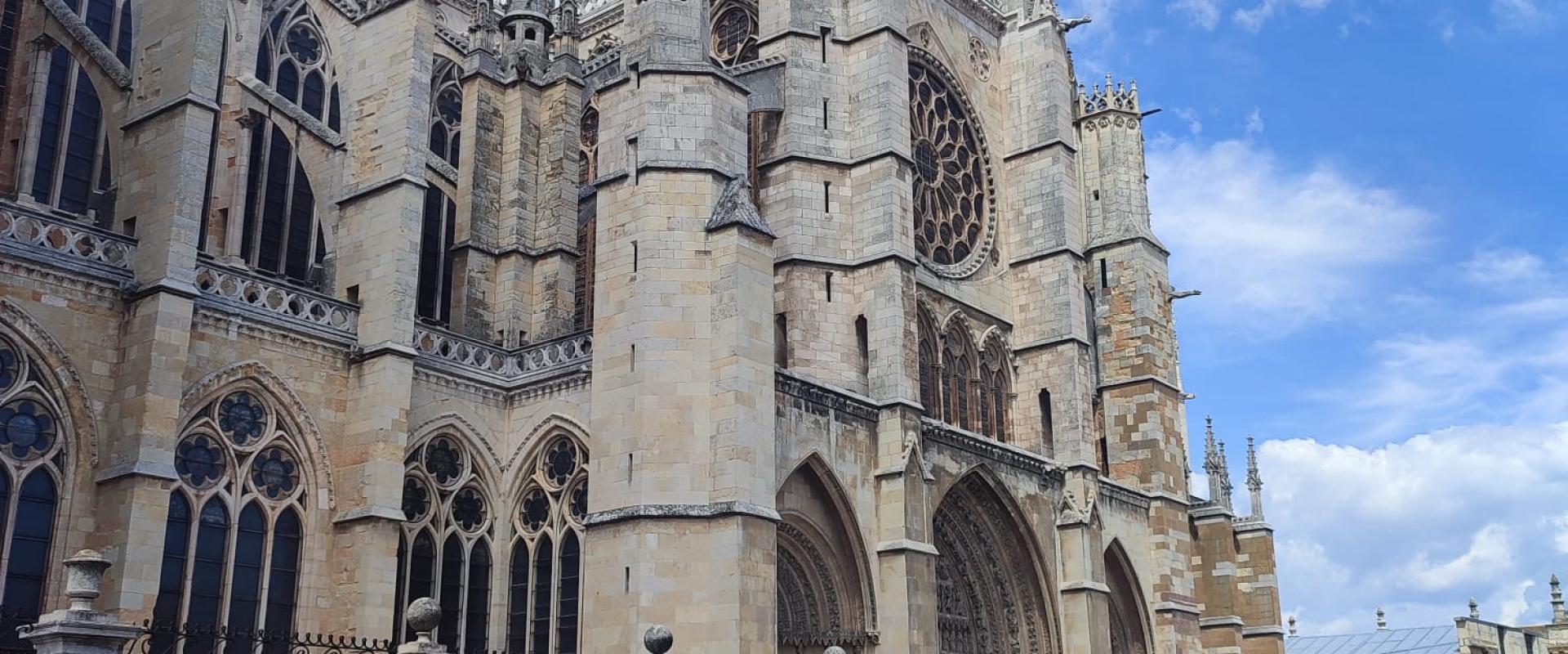The Gothic west facade of León Cathedral and its two towers above the Plaza de Regla.