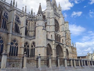 The Gothic west facade of León Cathedral and its two towers above the Plaza de Regla.