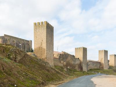 Towers and medieval walls of the Cerco de Artajona in Navarre